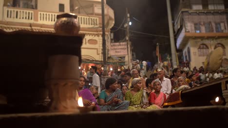 Menschenmenge,-Die-An-Der-Ganga-Aarti-Zeremonie-Teilnimmt