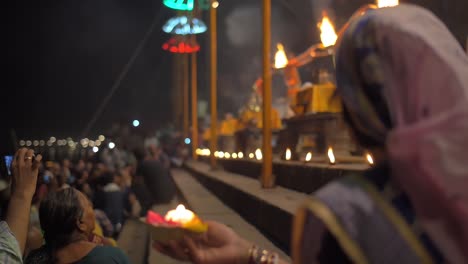 Frau-Hält-Kerze-Bei-Der-Ganga-Aarti-Zeremonie