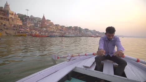 Hombre-bote-de-remos-en-el-Ganges
