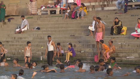 Leute,-Die-In-Den-Ganges-Paddeln