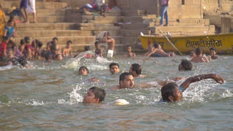 Rastreando-a-un-nadador-por-Dashashwamedh-Ghat