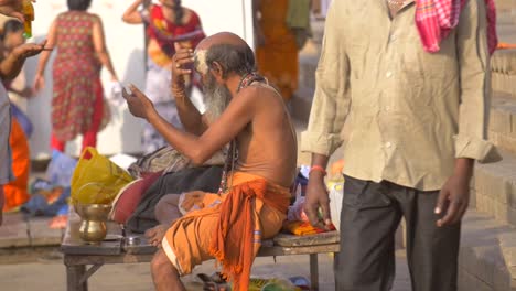 Sadhu,-Der-Hingebungsvolle-Gesichtsfarbe-Aufträgt