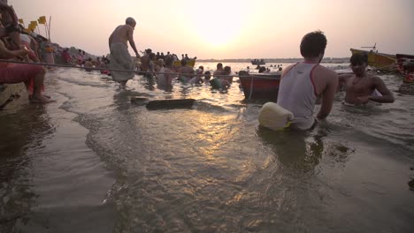 Badende-In-Den-Ganges-Bei-Sonnenuntergang