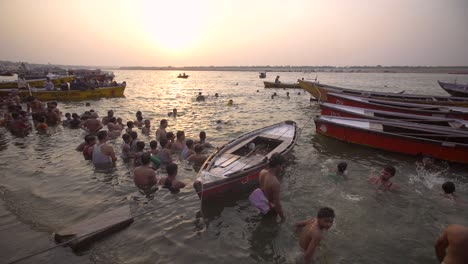 Leute-In-Den-Ganges-Bei-Sonnenuntergang