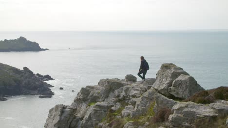Senderismo-a-lo-largo-del-acantilado-en-Cornwall