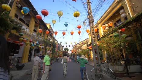 Spaziergang-Durch-Die-Traditionelle-Vietnamesische-Straße