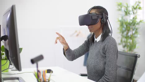 Junge-Frau-Mit-VR-Headset