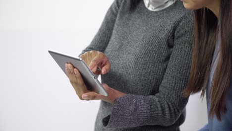 Primer-plano-de-mujeres-que-trabajan-en-tableta