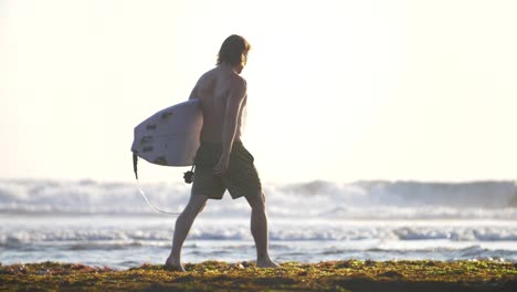 Surfer-caminando-por-la-playa
