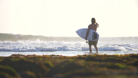 Surfer-Betritt-Den-Ozean