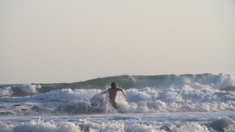 Surfer,-Der-Durch-Große-Wellen-Geht