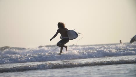 Surfer-Rennt-Ins-Meer