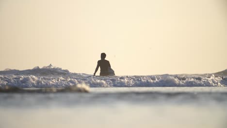 Niedrige-Aufnahme-Eines-Surfers,-Der-Im-Meer-Spaziert