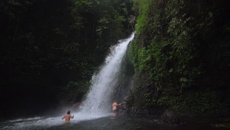 Badegäste-Unter-Einem-Wasserfall