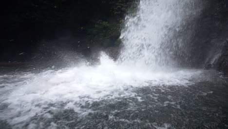 Mann-Taucht-In-Einen-Wasserfall