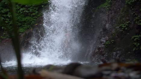 Mann-Springt-In-Einen-Wasserfall