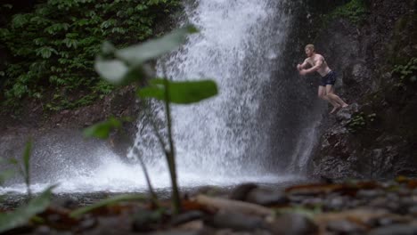 Mann-Springt-Von-Einem-Felsvorsprung-In-Einen-Wasserfall