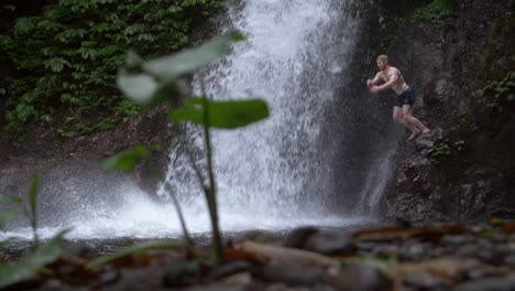 Hombre-saltando-de-una-repisa-en-una-cascada