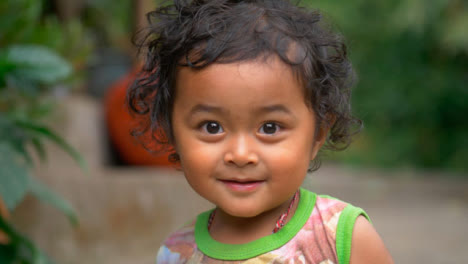 Handaufnahme-Eines-Jungen-Balinesischen-Kindes
