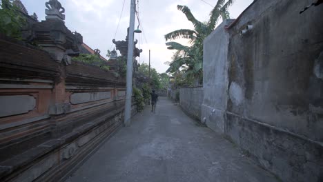 Mann,-Der-Eine-Indonesische-Straße-Entlang-Geht