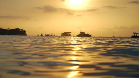 Boote-Auf-Dem-Wasser-Bei-Sonnenuntergang