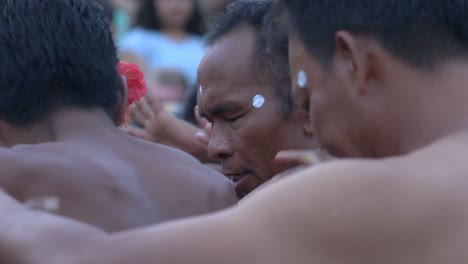 Hombres-realizando-un-canto-tradicional-de-Kecak