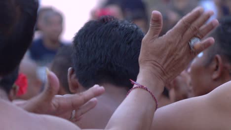 Hombres-bailando-y-cantando-el-Kecak