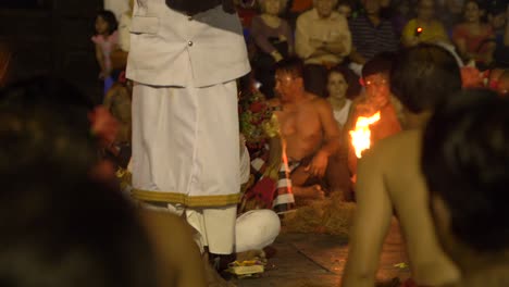 Hombres-recreando-el-Ramayana-por-un-fuego