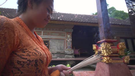 Mujer-quema-incienso-en-un-templo-indonesio