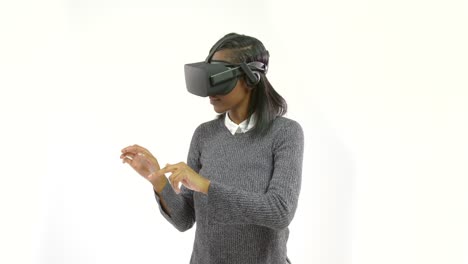 Junge-Frau,-Die-Mit-VR-Headset-Gestikuliert