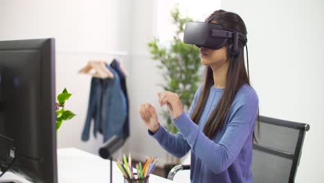 Jovencita-gesticulando-en-realidad-virtual
