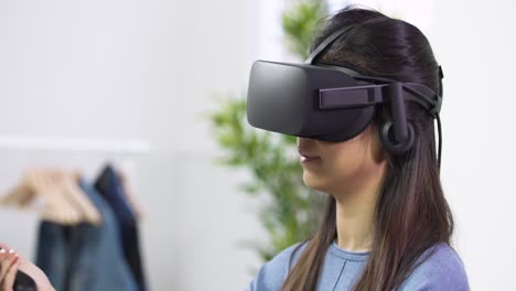 Nahaufnahme-Einer-Jungen-Frau-Mit-VR-Headset