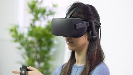 Junge-Dame,-Die-Sich-Im-VR-Headset-Umschaut