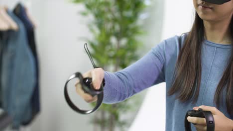 Mujer-usando-gestos-en-juego-de-realidad-virtual