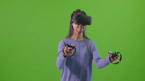 Young-Lady-Playing-VR-Game-delante-de-la-pantalla-verde