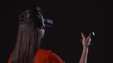 Dame,-Die-In-Einem-Virtual-Reality-Headset-Gestikuliert