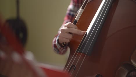 Verfolgung-Vergangener-Cellisten-Beim-Zupfen-Von-Cello-Saiten