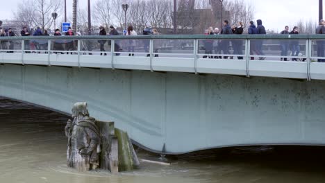 Pont-De-L-Alma-Während-Der-Pariser-Überschwemmungen