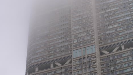 Hongkong-Hochhaus-Umgeben-Von-Nebel