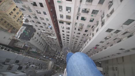 Mirando-hacia-abajo-sobre-el-borde-del-rascacielos