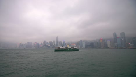 Fähre-Vor-Der-Skyline-Von-Hongkong