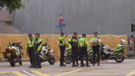 Group-of-Policía-Officers-in-Hong-Kong