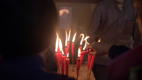 Personas-encendiendo-velas-en-el-templo-de-Man-Mo