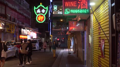 Rastreando-la-calle-lateral-de-Hong-Kong-por-la-noche