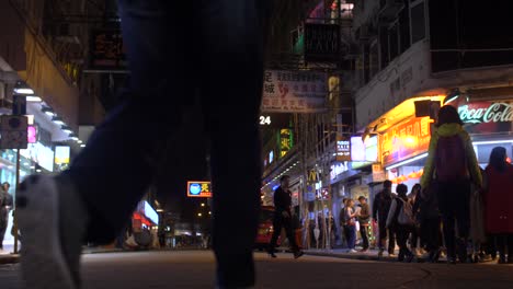 Belebte-Seitenstraße-In-Hongkong-Bei-Nacht