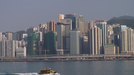 Boot-Vorbei-An-Der-Skyline-Von-Hongkong