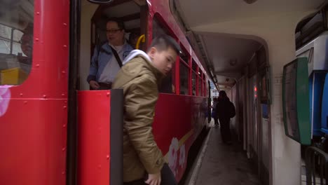 Tranvía-que-llega-a-la-estación-en-Hong-Kong