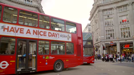 Autobuses-rojos-de-Londres-pasando-por-Oxford-Circus