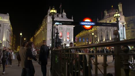 U-Bahn-Station-Piccadilly-Circus-Bei-Nacht