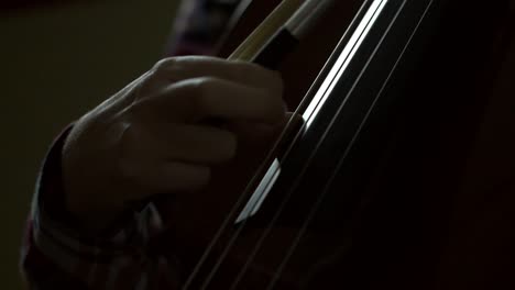 Cello-Saiten-Von-Hand-Zupfen